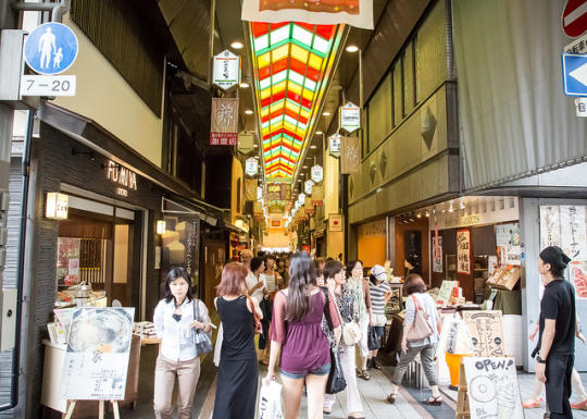 Allison and Kaori walking through Nishiki market