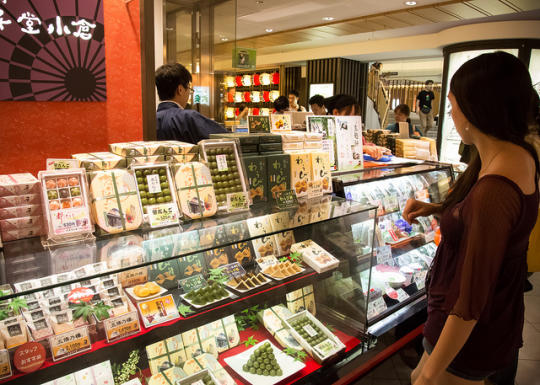 Allison shopping for food souvenirs to bring home