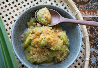 Kuih Puteri Mandi (Pandan Coconut Buttons with Palm Sugar Syrup)