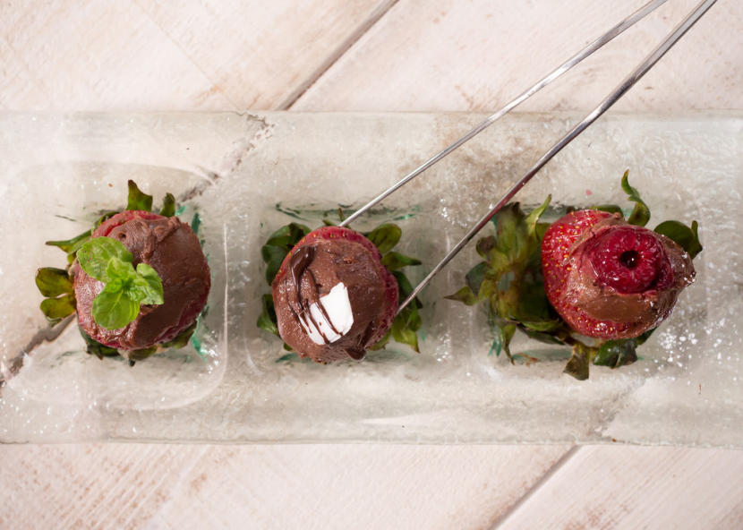 chocolate cheesecake-stuffed strawberries