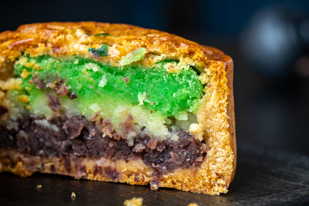 che ba mau mooncake cross section