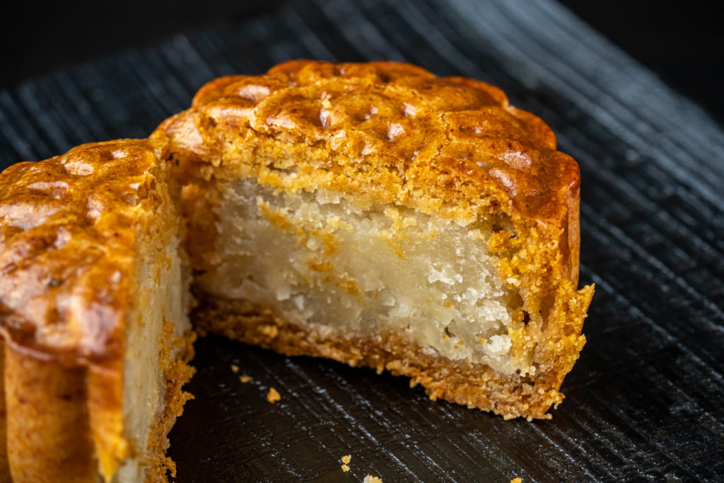 lotus seed mooncake cross-section