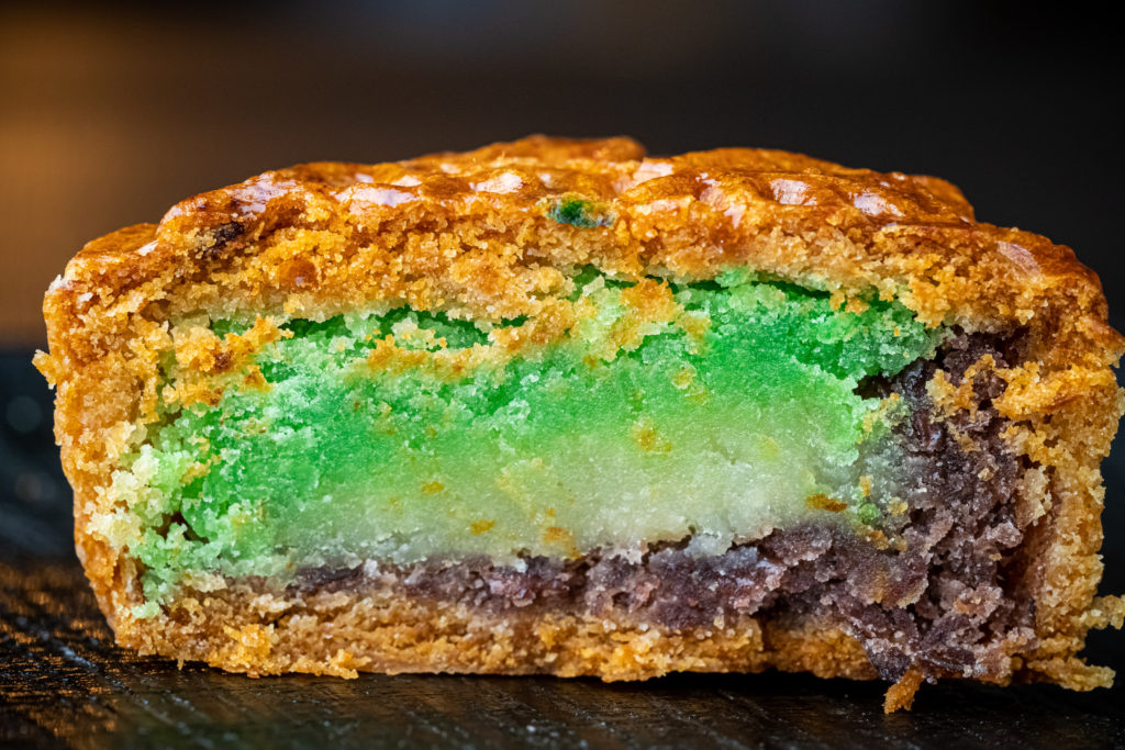 che ba mau mooncake cross section